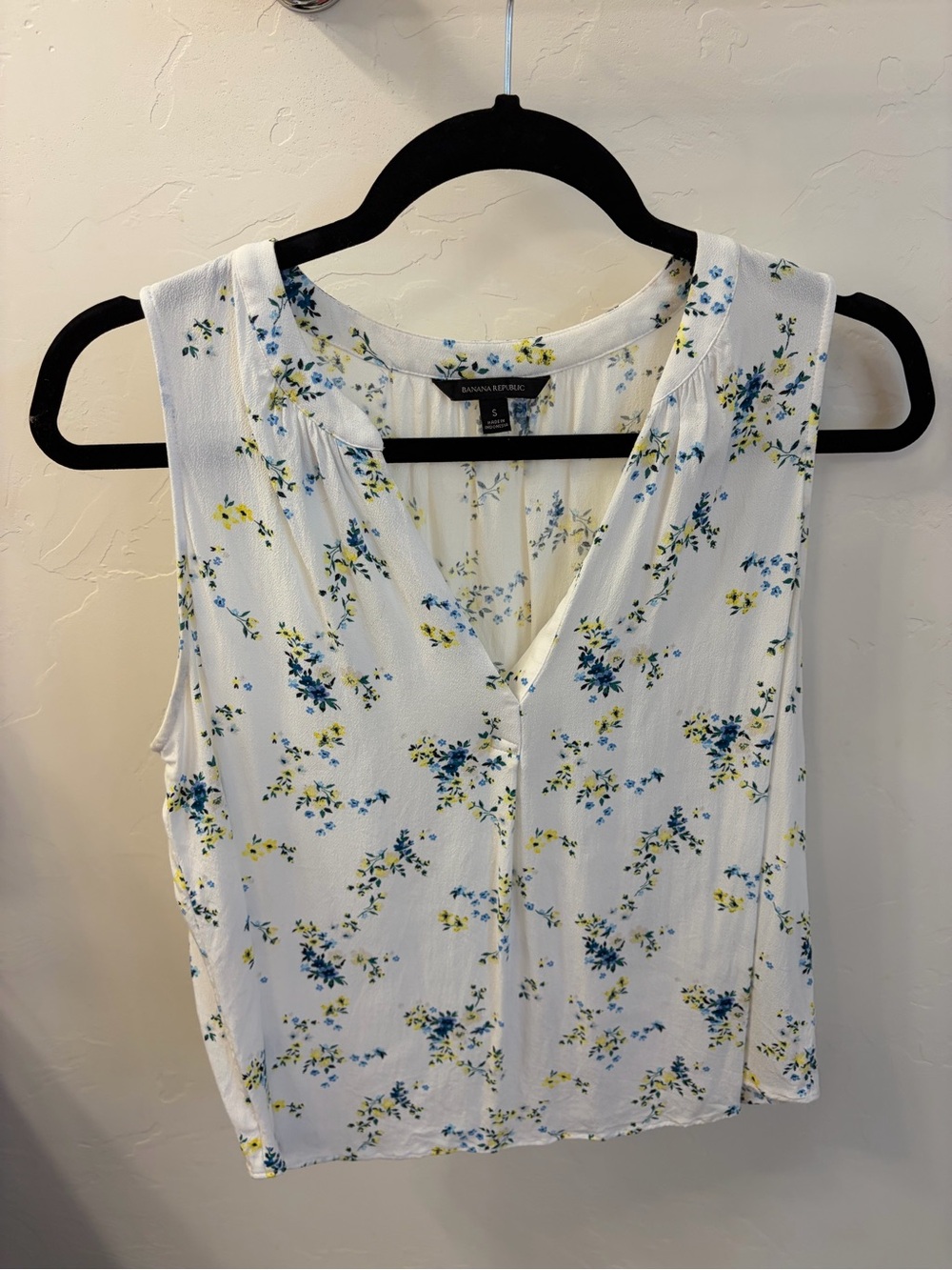 Banana Republic White Sleeveless Floral V-Neck Blouse